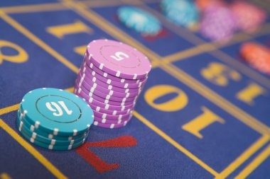 lakers4d Caribbean Stud Poker live-dealer table with cards, betting positions, and payout table displayed